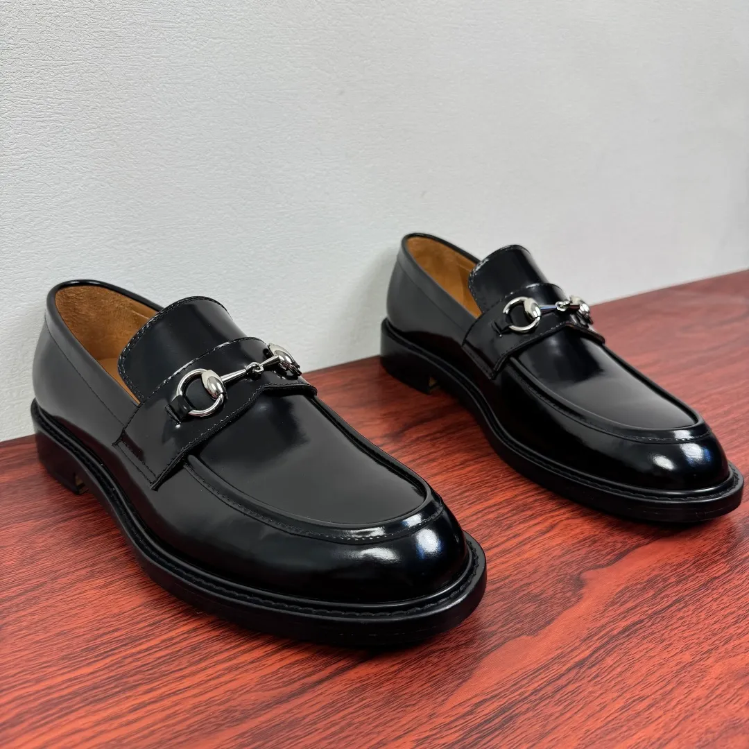 Batch 980 Gucci/Gucci new men's loafers with horsebit buckle! These classic loafers, embellished with a horsebit buckle, embody timeless elegance and pay homage to the brand's rich heritage. The carefully crafted leather sole and semi-circular toe inject new charm into the entire design. Iconic accessories and metal buckle finishes complement each other, classic loose fit, solid color leather highlights the simple and rustic temperament. Select high-quality leather. Pay attention to the details of the leather material. The texture is bright. The leather has excellent toughness. It is soft, comfortable and durable. The dyed calfskin lining has uniform and fine holes, soft and comfortable. The thickened leather outsole and the composite rubber bottom sheet at the heel are extremely comfortable, wear-resistant and non-slip. It is the first choice for light weight. It is versatile and luxurious, and comes with a full set of packaging! Size: 39-40-41-42-43-44 leather shoe size (38.45.46 can be customized) Item number: 812158 Black open edge beads